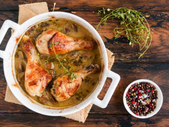 Poulet fermier à la moutarde en grains et aux champignons Ingrédients : 4 cuisses de poulet fermier 1 CS de moutarde en grains Maison Clarance 1 oignon 250g de champignons de Paris frais 4CS de crème fraiche 1 CS d'huile d'olive Recette : Faites dorer les cuisses de poulet dans une poêle avec un filet d’huile d’olive pendant 5 minutes. Ajoutez l’oignon émincé, faites revenir le tout pendant 5 minutes en retournant les cuisses de poulet régulièrement afin de colorer toutes les faces. Ajoutez les champignons de Paris préalablement lavés et émincés, continuez la cuisson pendant 5 à 10 minutes en fonction de la taille des cuisses à feu moyen. A feu doux, ajoutez la moutarde et la crème fraiche. Déglacez les sucs de cuisson, mélangez bien le tout. Salez et poivrez. Suggestion d’accompagnement : Tagliatelles fraiches