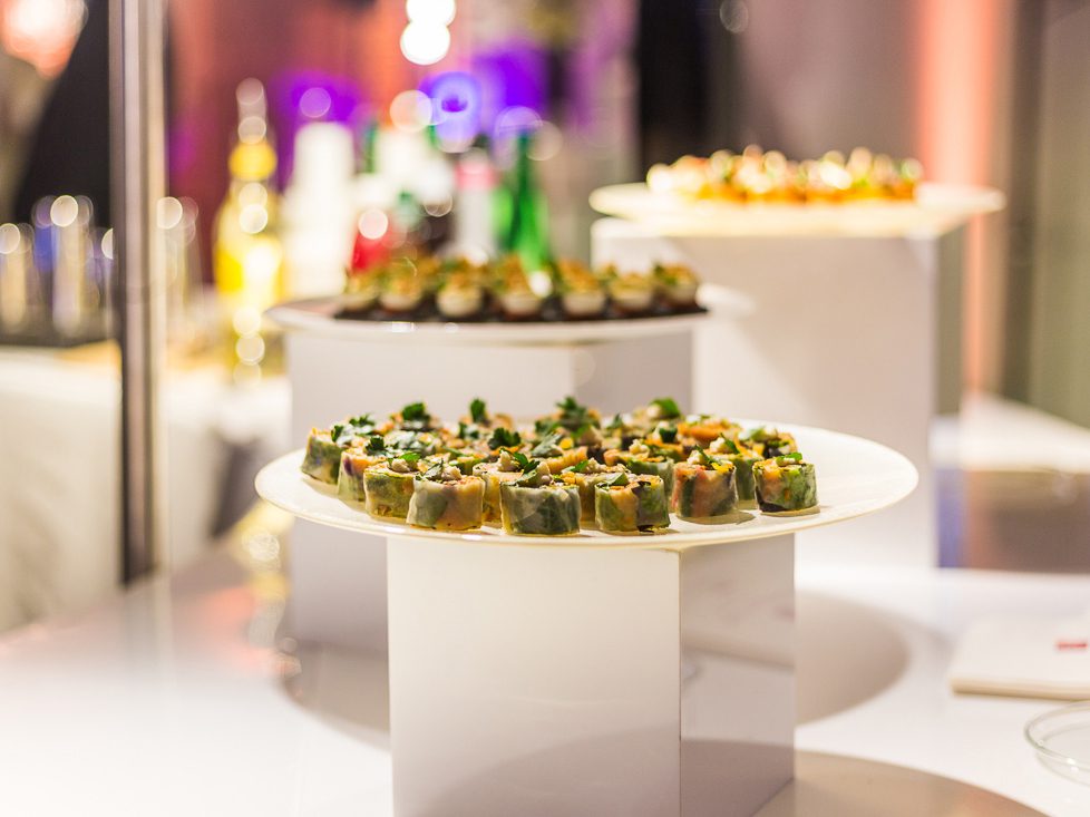 Cocktail dînatoire ou repas assis : le comparatif pour votre budget et vos objectifs