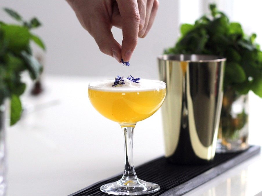 Cocktail dînatoire ou repas assis : le comparatif pour votre budget et vos objectifs