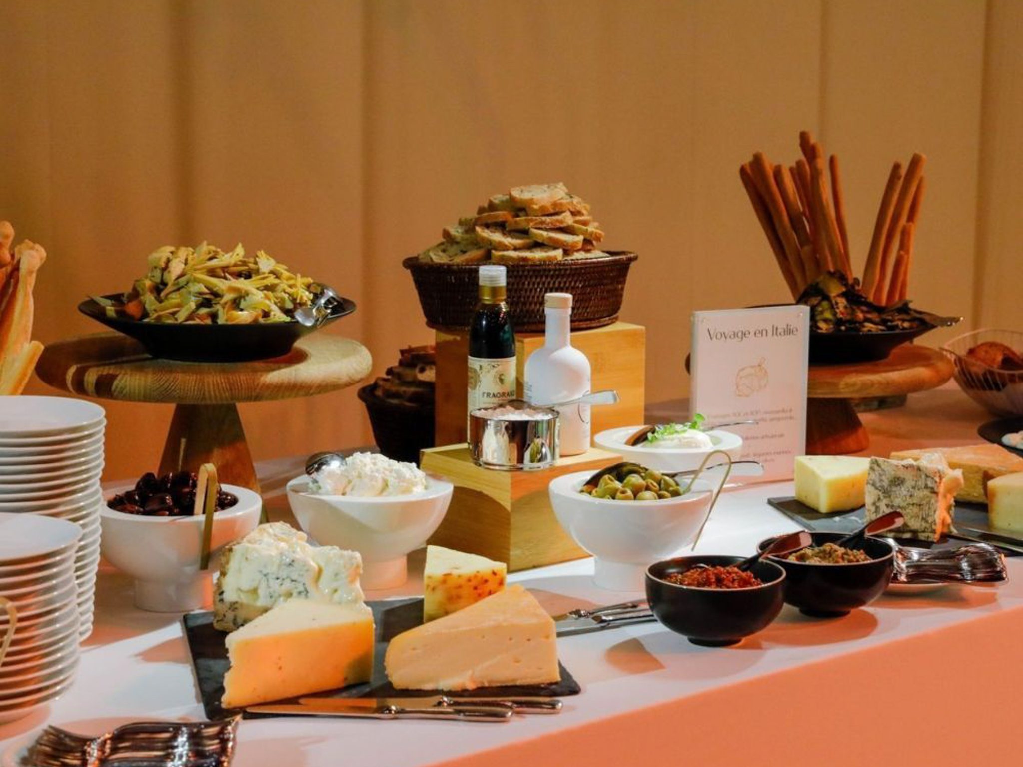 Buffet gastronomique vs cocktail dînatoire : comment choisir selon vos objectifs ?