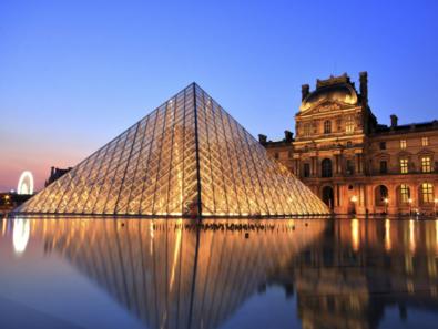 location Musée du Louvre Exterieur Pyramide