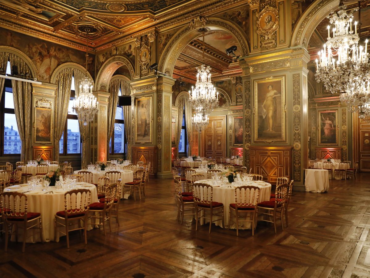 dîner assis - organisation de dîners de prestige - lieux prestigieux - traiteur de luxe