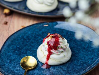 Pavlova façon chantilly cheesecake, insert fruits rouges et coulis de cassis