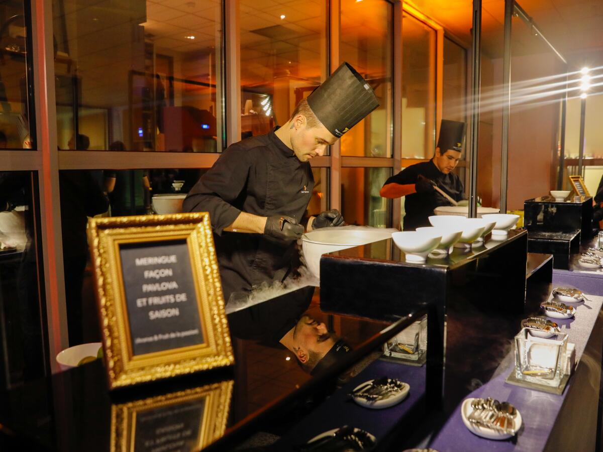 La Cinémathèque célèbre "L'Art de James Cameron" ! Traiteur référencé à la Cinémathèque depuis plusieurs années, Trait'Tendance a eu l'honneur d'organiser le cocktail du vernissage de l'exposition événement "L'Art de James Cameron". Dans un décor en camaïeu de bleu, la soirée a réuni, autour du réalisateur d'Avatar et de Titanic, plus de 300 invités. Spécialement imaginées pour cet événement, des pièces cocktail "futurivore", néologisme emprunté à James Cameron, ont offert une ré interprétation gourmande et créative de la tendance vegan. Un grand merci aux équipes de la Cinémathèque pour leur confiance et leur accueil, ainsi qu'à nos collaborateurs, Paul Larson et Yasmina Maamari pour la conception culinaire, Erika Maguet pour la décoration florale et Laura Nely pour le suivi commercial.