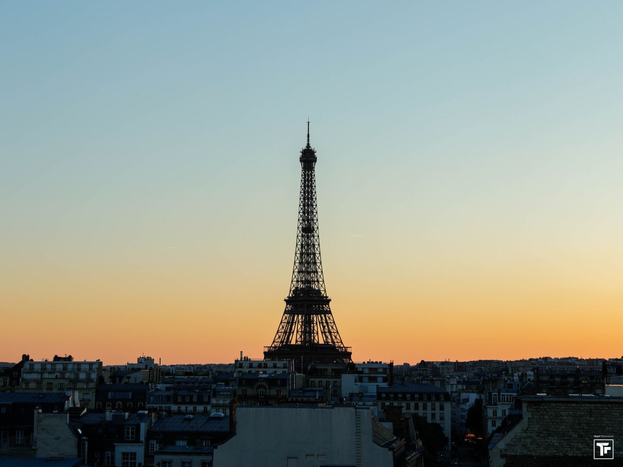 Cocktail dînatoire sur un rooftop avec vue sur la Tour Eiffel pour un cabinet d&rsquo;avocats