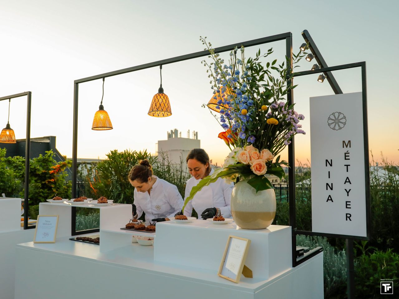 Cocktail dînatoire sur un rooftop avec vue sur la Tour Eiffel pour un cabinet d&rsquo;avocats