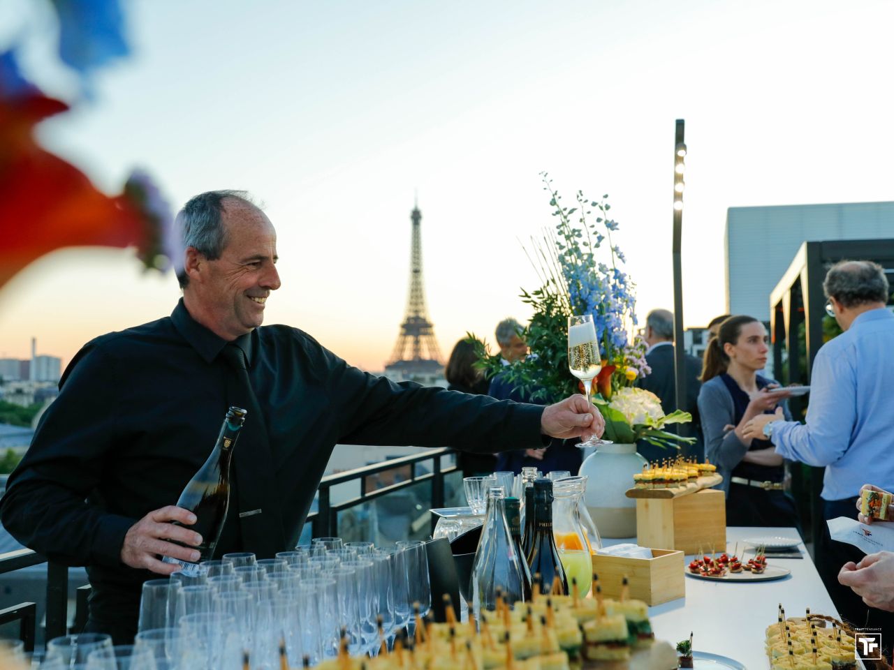 Cocktail dînatoire sur un rooftop avec vue sur la Tour Eiffel pour un cabinet d&rsquo;avocats