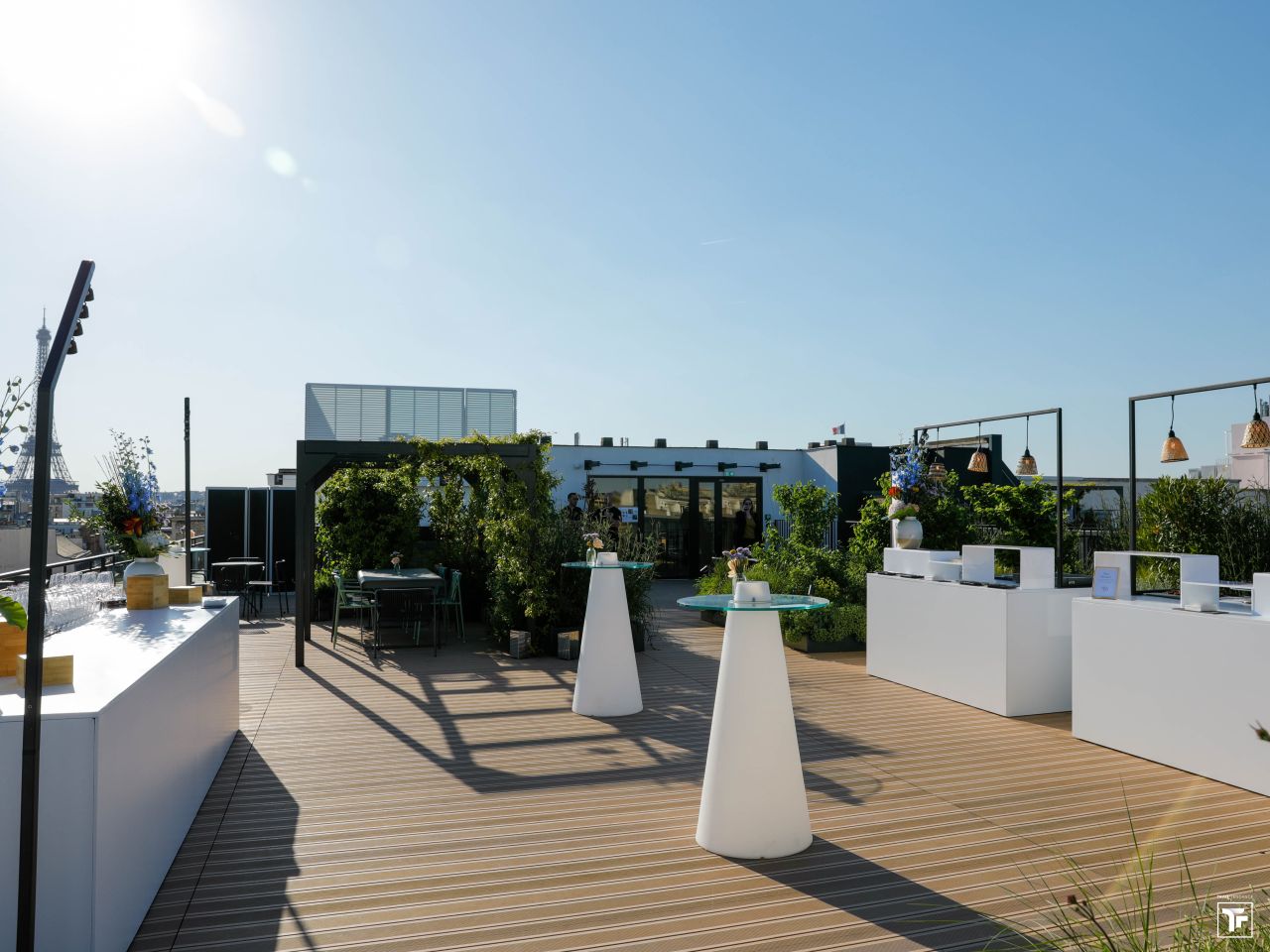 Cocktail dînatoire sur un rooftop avec vue sur la Tour Eiffel pour un cabinet d&rsquo;avocats