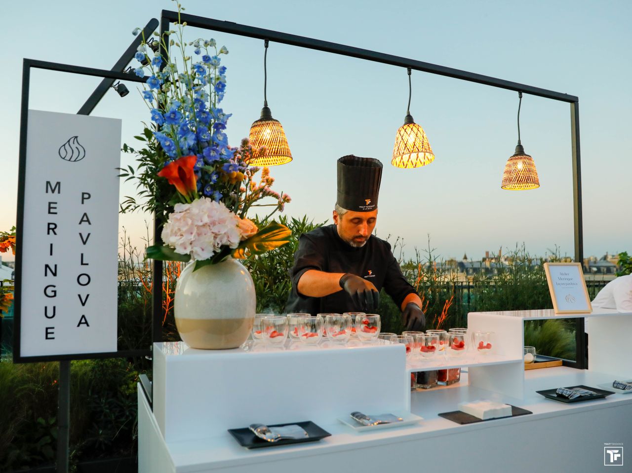 Cocktail dînatoire sur un rooftop avec vue sur la Tour Eiffel pour un cabinet d&rsquo;avocats