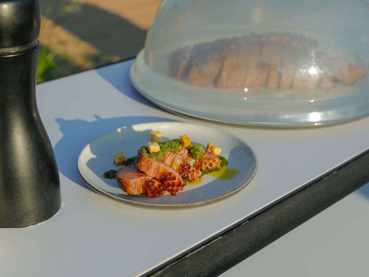 Soirée sur un rooftop avec vue sur les Invalides, avec Hugo Riboulet en cuisine